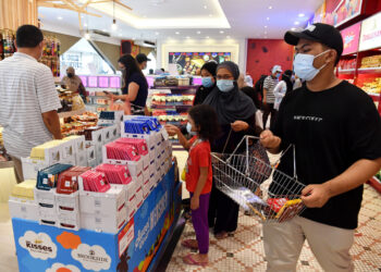 PUTRAJAYA, 23 Okt -- Souq Shoppe @ Putra Mosque merupakan kedai coklat terbesar di Lembah Klang dan menjadi tarikan terbaru di Putrajaya dengan penampilan photo booth Reeses gergasi dan Hershey yang pertama di Malaysia.
Konsep kedai coklat yang terletak di Masjid Putra itu diilhamkan untuk memberi pengalaman baharu dan kegembiraan kepada pengunjung selain daripada membeli-belah.
Kedai seluas 11,000 meter persegi itu bukan sahaja menawarkan pelbagai coklat jenama tempatan dan antarabangsa tetapi memberi pengunjung peluang bergambar dalam alam fantasi dengan rekacipta dalaman yang dilengkapi lampu warna-warni dan struktur klasik.
Pengurus kanan DR Group Holdings Sdn Bhd Mohd Shafiq Aswad Abd Rashid yang ditemubual Bernama baru-baru ini berkata keunikan yang ditonjolkan dalam kedai coklat itu menarik lebih 10,000 pengunjung dari seluruh negara sepanjang tiga hari sejak dibuka 15 Okt lalu.
Beliau berkata lokasi Putrajaya dipilih kerana sebelum pandemik COVID-19 pusat pentadbiran ini menerima 100 hingga 140 bas pelancong sehari. Lagipun di sini tiada tempat yang khusus untuk pelancong membeli cenderahati untuk dibawa balik. Jadi idea untuk membuka kedai coklat adalah ia menjadi one-stop centre untuk pelancong membeli-belah dalam suasana yang menggembirakan.
--fotoBERNAMA(2021) HAK CIPTA TERPELIHARA