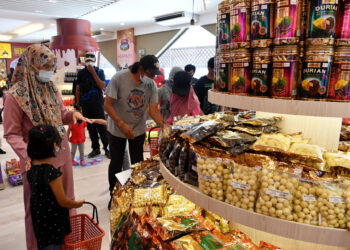 PUTRAJAYA, 23 Okt -- Souq Shoppe @ Putra Mosque merupakan kedai coklat terbesar di Lembah Klang dan menjadi tarikan terbaru di Putrajaya dengan penampilan photo booth Reeses gergasi dan Hershey yang pertama di Malaysia.
Konsep kedai coklat yang terletak di Masjid Putra itu diilhamkan untuk memberi pengalaman baharu dan kegembiraan kepada pengunjung selain daripada membeli-belah.
Kedai seluas 11,000 meter persegi itu bukan sahaja menawarkan pelbagai coklat jenama tempatan dan antarabangsa tetapi memberi pengunjung peluang bergambar dalam alam fantasi dengan rekacipta dalaman yang dilengkapi lampu warna-warni dan struktur klasik.
Pengurus kanan DR Group Holdings Sdn Bhd Mohd Shafiq Aswad Abd Rashid yang ditemubual Bernama baru-baru ini berkata keunikan yang ditonjolkan dalam kedai coklat itu menarik lebih 10,000 pengunjung dari seluruh negara sepanjang tiga hari sejak dibuka 15 Okt lalu.
Beliau berkata lokasi Putrajaya dipilih kerana sebelum pandemik COVID-19 pusat pentadbiran ini menerima 100 hingga 140 bas pelancong sehari. Lagipun di sini tiada tempat yang khusus untuk pelancong membeli cenderahati untuk dibawa balik. Jadi idea untuk membuka kedai coklat adalah ia menjadi one-stop centre untuk pelancong membeli-belah dalam suasana yang menggembirakan.
--fotoBERNAMA(2021) HAK CIPTA TERPELIHARA
