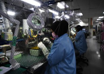 KUANTAN, 4 Julai -- TDK-Lambda Malaysia Sdn Bhd memasang penghadang plastik untuk pekerja bekerja dengan selamat sambil mematuhi prosedur operasi standard (SOP) yang ditetapkan oleh kerajaan untuk beroperasi bagi memutuskan rangkaian wabak COVID-19 ketika lawatan Ketua Polis Pahang Datuk Ramli Mohamed Yoosaf ketika melakukan Op Patuh di Jaya Gading, hari ini.?Datuk Ramli berpuas hati dengan pematuhan kilang pada pemeriksaan Op Patuh hari ini dan menasihatkan penduduk Pahang untuk tidak leka dan terus patuh prosedur operasi standard (SOP) walupun Pahang akan ke Fasa Dua Kawalan Pergerakan dalam Pelan Pemulihan Negara mulai esok.
?--fotoBERNAMA (2021) HAK CIPTA TERPELIHARA