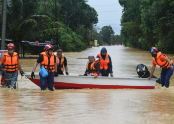 KUALA BERANG, 27 Feb -- Pasukan penyelamat dan sukarelawan membantu menyelamatkan Anggota Dewan Undangan Negeri (ADUN) Ajil Maliaman Kassim (tengah) yang terperangkap dalam banjir selepas lori milik Angkatan Pertahanan Awam Malaysia (APM) terbalik dibawa arus deras semasa tinjauan di Kampung Lebak, Kuala Berang di sini hari ini.

Lori yang dinaiki Maliaman bersama anggota APM itu dalam perjalanan menghantar bantuan makanan kepada mangsa banjir.

Menurut Sekretariat Jawatankuasa Pengurusan Bencana Negeri Terengganu, seramai 5,722 mangsa daripada 1,736 keluarga ditempatkan di 102 pemindahan sementara (PPS) melibatkan daerah Besut, Setiu, Kuala Nerus, Kuala Terengganu, Hulu Terengganu, Marang, Dungun, dan Kemaman.

--fotoBERNAMA (2022) HAK CIPTA TERPELIHARA