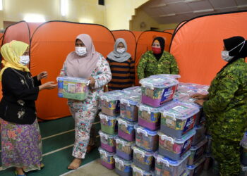 DUNGUN, 30 Dis -- Mangsa banjir menerima kit bantuan bencana di pusat pemindahan banjir (PPS) semasa tinjauan di Kampung Pasir Raja di sini hari ini.

Seramai 69 mangsa terdiri daripada 22 keluarga ditempatkan di PPS Dewan Orang Ramai Kampung Pasir Raja yang dibuka secara rasmi pada 4 petang tadi.

-- fotoBERNAMA (2021) HAK CIPTA TERPELIHARA
