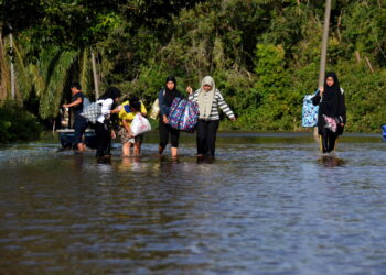 KUANTAN, 26 Dis -- Penduduk meredah banjir untuk berpindah ke pusat pemindahan sementara (PPS) di Kampung Semangat hari ini.

Banjir pada waktu panas bukan situasi baharu kepada penduduk Kampung Semangat kerana lazimnya banjir akan melanda kampung itu semasa keadaan di kawasan lain di Pahang mulai surut.??Banjir itu susulan air hulu Sungai Pahang turun ke kuala Sungai Penor yang terletak berdekatan sebelum mengalir ke laut.??--fotoBERNAMA (2021) HAK CIPTA TERPELIHARA?