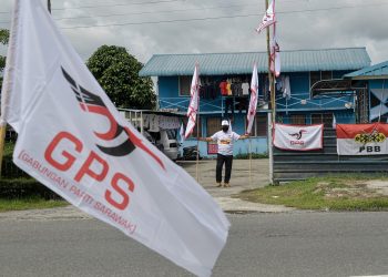 SIBU, 7 Dis  Perang bendera antara parti utama di Sarawak iaitu Gabungan Parti Sarawak (GPS) dan Parti Sarawak Bersatu (PSB) dilihat mula memenuhi kawasan sekitar bandar Sibu beberapa hari selepas hari penamaan calon menjelang Pilihan Raya Negeri (PRN) Sarawak ke-12 yang akan berlangsung pada 18 Disember ketika tinjauan hari ini.
GPS terdiri daripada empat parti komponen iaitu Parti Pesaka Bumiputera Bersatu (PBB), Parti Rakyat Bersatu Sarawak (SUPP), Parti Rakyat Sarawak (PRS) dan Parti Demokratik Progresif (PDP) manakala PSB selaku parti pembangkang tempatan.
--fotoBERNAMA (2021) HAK CIPTA TERPELIHARA