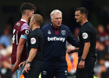 LONDON, ENGLAND - SEPTEMBER 03: David Moyes, Manager of West Ham United speaks to Referee Andy Madley following their side's defeat during the Premier League match between Chelsea FC and West Ham United at Stamford Bridge on September 03, 2022 in London, England. (Photo by Bryn Lennon/Getty Images)