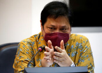 FILE PHOTO: Airlangga Hartarto, Indonesia's Coordinating Minister for Economic Affairs, wearing a protective mask gestures as he talks during an interview with Reuters at the Presidential Palace in Jakarta, Indonesia, November 13, 2020. REUTERS/Willy Kurniawan