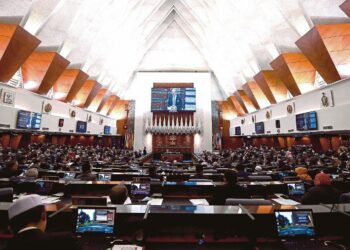 KUALA LUMPUR, 13 Julai -- Perdana Menteri Tan Sri Muhyiddin Yassin menjawab soalan semasa sesi soal jawab persidangan Dewan Rakyat pada Persidangan Mesyuarat Kedua Penggal Ketiga Parlimen Ke-14 di Bangunan Parlimen hari ini.
Sidang kali ini akan berlangsung selama 25 hari sehingga 27 Ogos depan.
--fotoBERNAMA (2020) HAK CIPTA TERPELIHARA

KUALA LUMPUR, July 13 -- Prime Minister Tan Sri Muhyiddin Yassin answering questions during a question-and-answer session of the House of Representatives at the Second Meeting of the Third Term of the 14th Parliament at the Parliament today.
This session will last for 25 days until August 27.
--fotoBERNAMA (2020) COPYRIGHTS RESERVED