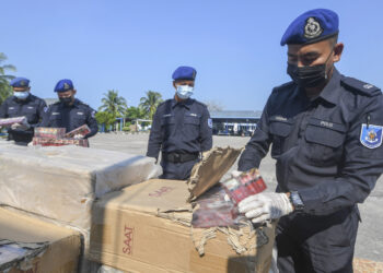 TUMPAT, 14 April -- Ketua Bahagian Operasi/Risik Markas Operasi Pasukan Polis Marin (PPM) Wilayah Tiga DSP Azuhar Md. Nor (kanan) bersama pegawainya memeriksa sebahagian kotak mengandungi rokok putih yang dirampas pada sidang media di PPM Pengkalan Kubor hari ini.

PPM Wilayah Tiga Pengkalan Kubor berjaya merampas 80 kotak rokok yang mengandungi 800,000 batang rokok putih bernilai RM 600, 000 dalam Op Landai dan OP Kontraban di Kampung Pasir Pekan, Wakaf Baru.

--fotoBERNAMA (2022) HAK CIPTA TERPELIHARA