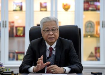 KUALA LUMPUR, 22 Jan -- Menteri Kanan (Kluster Keselamatan) Datuk Seri Ismail Sabri Yaakob ketika ditemu bual Bernama hari ini.
Usaha Top Glove Corporation Bhd menawarkan 9,000 peluang pekerjaan untuk rakyat tempatan dihargai, namun keselamatan dan kebajikan mereka perlu dititikberatkan.
Syarikat itu perlu memastikan semua bakal pekerjanya menjalani ujian saringan COVID-19, bagi mengelakkan jangkitan baharu dalam kalangan mereka, selain menyediakan kemudahan penginapan bagi mereka yang menghadapi masalah itu.
--fotoBERNAMA (2021) HAK CIPTA TERPELIHARA