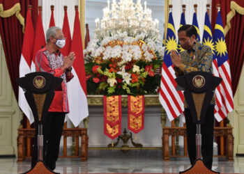 AKARTA, 1 April -- Perdana Menteri Datuk Seri Ismail Sabri Yaakob (kiri) bersama Presiden Indonesia Joko Widodo (kanan) mengadakan sidang media bersama selepas menyaksikan majlis menandatangani memorandum persefahaman mengenai Penggajian dan Perlindungan Pekerja Migran Rumah Tangga (IDMW) Indonesia di Malaysia di Istana Merdeka sempena lawatan kerja Ismail Sabri ke Indonesia hari ini.

--fotoBERNAMA (2022) HAK CIPTA TERPELIHARA


JAKARTA, April 1 -- Prime Minister Datuk Seri Ismail Sabri Yaakob (left) and Indonesian President Joko Widodo (right) held a joint press conference after witnessing the signing of a memorandum of understanding on the Employment and Protection of Indonesian Domestic Migrant Workers (IDMW) in Malaysia at Istana Merdeka in conjunction with the Malaysian premiers working visit to Indonesia today.

--fotoBERNAMA (2022) COPYRIGHT RESERVED
