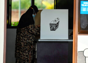 MUAR, 12 Mac -- Warga emas antara yang terawal menunaikan tanggungjawab sebagai pengundi pada Pilihan Raya Negeri (PRN) Johor ketika tinjauan di Pusat Mengundi Sekolah Jenis Kebangsaan (C) Lenga hari ini.?
-- fotoBERNAMA (2022) HAK CIPTA TERPELIHARA