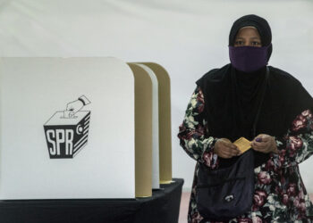 JOHOR BAHRU,  12 Mac -- Pengundi Dewan Undangan Negeri (DUN) N. 44 Larkin menunaikan tanggungjawab dengan mengundi pada Pilihan Raya Negeri (PRN) Johor ke-15 di Pusat Mengundi Dewan Kampung Melayu Majidee hari ini.?  
--fotoBERNAMA (2022) HAK CIPTA TERPELIHARA