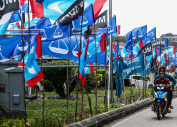 A flag war between the parties contesting 15th Johor State Election (PRN) in N44 Larkin, Johor Baru March 09, 2022. - Picture by Hari Anggara