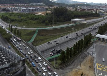 SEREMBAN, 7 Nov -- SESAK... Aliran trafik di laluan masuk ke pintu Plaza Tol Seremban menuju ke Kuala Lumpur dilihat bergerak perlahan hari ini dengan pertambahan kenderaan manakala di Lebuhraya Utara Selatan bergerak lancar berikutan orang ramai pulang ke ibukota selepas bercuti di kampung halaman masing-masing sempena perayaan Deepavali baru-baru ini. 
--fotoBERNAMA (2021) HAK CIPTA TERPELIHARA