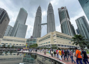 KUALA LUMPUR, 3 Mei -- Antara warga asing yang bekerja di negara ini mengambil peluang cuti umum sempena Hari Raya Aidilfitri untuk bersiar-siar dan berehat di kawasan Taman Rekreasi Menara Berkembar Petronas KLCC ketika tinjauan hari ini.?
Meskipun keluarga mereka jauh di negara masing-masing seperti Indonesia, Bangladesh, Vietnam dan Myanmar namun mereka tetap meluangkan masa untuk bertemu sahabat handai yang ada di negara ini.

-- fotoBERNAMA (2022) HAK CIPTA TERPELIHARA
