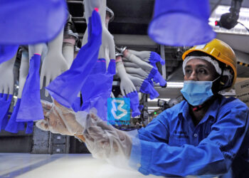 KLANG, 26 Ogos -- Pekerja memeriksa sarung tangan yang dihasilkan sebelum dipasarkan ke luar dan dalam negara ketika tinjauan di Kilang Top Glove di Meru Klang hari ini.
--fotoBERNAMA(2020) HAK CIPTA TERPELIHARA