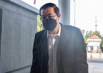 KUALA LUMPUR, 28 Jun -- Bekas Ketua Menteri Pulau Pinang Lim Guan Eng (kanan) hadir di Kompleks Mahkamah Kuala Lumpur hari ini bagi perbicaraan kes rasuah yang dihadapinya berhubung empat pertuduhan membabitkan pembinaan terowong dasar laut dan projek pembinaan jalan utama di Pulau Pinang bernilai RM6.3 bilion.??

--fotoBERNAMA (2022) HAK CIPTA TERPELIHARA?

KUALA LUMPUR, June 28 -- The former Penang Chief Minister Lim Guan Eng (right) at the Kuala Lumpur Courts Complex today for the corruption trial against him involving the three paired roads and undersea tunnel project worth RM6.3 billion in Penang.

--fotoBERNAMA (2022) COPYRIGHTS RESERVED