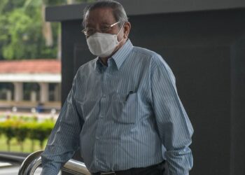 KUALA LUMPUR, 7 Jun -- Penasihat DAP Lim Kit Siang hadir di Kompleks Mahkamah Kuala Lumpur hari ini bagi mendengar perbicaraan kes rasuah bekas Ketua Menteri Pulau Pinang, Lim Guan Eng membabitkan pembinaan terowong dasar laut dan jalan utama Pulau Pinang.

--fotoBERNAMA (2022) HAK CIPTA TERPELIHARA