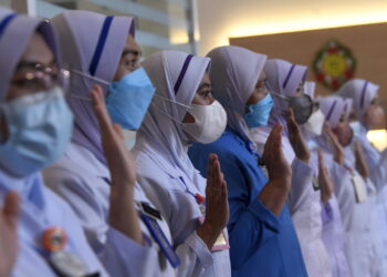 KUALA LUMPUR, 12 Mei -- Barisan para jururawat yang hadir sempena Sambutan Hari Jururawat dan Pelancaran Evolusi Pakaian Seragam Jururawat 2022 di Muzium Negara hari ini.

Pameran Evolusi Baju Seragam Jururawat merupakan inisiatif daripada Muzium Negara dengan kolaborasi bersama Lembaga Jururawat Malaysia untuk menyemarakkan Hari Jururawat Sedunia yang disambut pada tanggal 12 Mei setiap tahun.??Tema sambutan Hari Jururawat Sedunia tahun ini ialah Nurses: A Voice to Lead-Invest in Nursing and Respect Rights to Secure Global Health. ??Pameran ini akan diadakan pada 12 Mei 2022 sehingga 22 Mei 2022 bertempat di Dewan Tengah, Muzium Negara. Jalan cerita pameran adalah berkisar kepada pengenalan Hari Jururawat Sedunia, penerangan berkaitan tema sambutan pada tahun ini dan evolusi baju seragam jururawat di Malaysia dari awal tahun 1900 hingga kini.??Antara koleksi yang dipamerkan ialah seperti baju seragam jururawat di Semenanjung dan juga di Sabah dan Sarawak, peralatan merawat pesakit dan foto-foto lama jururawat di sekolah latihan jururawat. ?-- fotoBERNAMA (2022) HAK CIPTA TERPELIHARA?