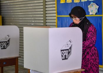 ALOR GAJAH, 20 Nov -- Calon Perikatan Nasional (PN) bagi Dewan Undangan Negeri (DUN) N.02 Tanjung Bidara Datuk Mas Ermieyati Samsudin semasa mengundi bagi Pilihan Raya Negeri Melaka di Sekolah Kebangsaan Ramuan China Besar dekat Masjid Tanah, hari ini.

Proses pengundian Pilihan Raya Negeri (PRN) Melaka bermula 8 pagi ini dengan 217 pusat pengundian dibuka membabitkan sebanyak 1,109 saluran bagi membolehkan rakyat Melaka memilih kerajaan baharu.

Pengundian membabitkan 476,037 pengundi biasa daripada keseluruhan 495,195 pengundi, akan dikendalikan seramai 12,290 petugas pilihan raya di semua 28 kerusi DUN sehingga waktu mengundi tamat pada 5.30 petang.


-- fotoBERNAMA (2021) HAK CIPTA TERPELIHARA