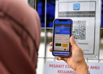 KUALA LUMPUR, 5 Sept -- Seorang pengunjung mengimbas MySejahtera sebelum melakukan aktiviti riadah ketika tinjauan di Taman Tasik Titiwangsa hari ini.?
Aktiviti riadah telah dibenarkan di negeri yang masih dalam di Fasa Satu Pelan Pemulihan Negara (PPN).
?--fotoBERNAMA (2021) HAK CIPTA TERPELIHARA