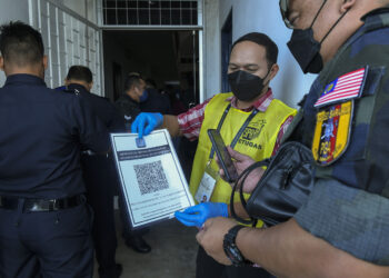 KUCHING, 14 Dis -- Anggota Pasukan Gerakan Am (PGA) mengimbas kod QR MySejahtera sebelum memasuki Pusat Pengundian awal Kem batalion 11 PGA Batu Kawah bagi Pilihan Raya Negeri (PRN) Sarawak ke-12 di sini hari ini.
Proses pengundian berlangsung dengan SOP ketat yang ditetapkan Suruhanjaya Pilihan Raya (SPR) untuk mencegah penularan COVID-19 dan pengundi yang hadir perlu memakai pelitup muka, melakukan saringan suhu badan, mengamalkan penjarakan fizikal dan menggunakan pensanitasi tangan serta mengimbas kod QR MySejahtera, sebelum masuk ke Pusat Pengundian Awal (PPA).
Seramai 23,043 anggota Polis diraja Malaysia (PDRM) dan Angkatan Tentera Malaysia (ATM) serta pasangan mereka akan menunaikan tanggungjawab sebagai pengundi membabitkan 69 kawasan Dewan Undangan Negeri (DUN) bagi Pilihan Raya Negeri (PRN) Sarawak ke -12.

-- fotoBERNAMA (2021) HAK CIPTA TERPELIHARA
