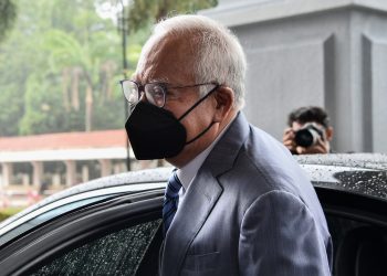 KUALA LUMPUR, 20 Mei -- Bekas Perdana Menteri Datuk Seri Najib Tun Razak ketika menjawab pertanyaan media selepas keluar dari Kompleks Mahkamah Kuala Lumpur hari ini, setelah mahkamah memutuskan pihak pendakwaan gagal dalam permohonan untuk melucut hak wang tunai berjumlah RM114 juta, yang disita dari sebuah premis milik Obyu Holdings Sdn Bhd, yang didakwa milik UMNO dan Najib.
Hakim Mahkamah Tinggi Datuk Muhammad Jamil Hussin berkata pemohon gagal membuktikan wang berjumlah RM114,164,393.44 yang disita adalah hasil daripada aktiviti pengubahan wang haram.
--fotoBERNAMA (2021) HAK CIPTA TERPELIHARA