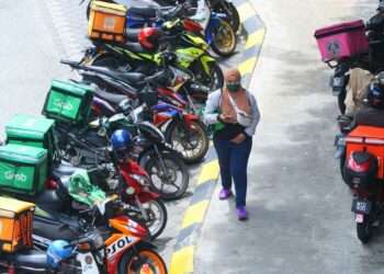 Food delivery rider is seen sending the food to the customers as usual despite the P-hailing riders are set to go on nationwide strike on August 05 to protest poor pay.AZMAN GHANI/The Star