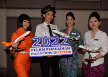 BANGI, 1 Julai -- Para pramugari dari syarikat penerbangan di negara ini (dari,kiri) Pramugari Firefly Syarafana Aida, Model Juruterbang Casandra Azman, Pramugari MAS Nurrul Fatin Azize dan Pramugari Batik Air Junaidah Lisa Junaidi memegang model kapal terbang syarikat penerbangan pada Pelancaran Pelan Pemulihan Pelancongan 2022 (PRE2.0) Kluster Pengangkutan Udara di sebuah hotel hari ini. 

Majlis dirasmikan oleh Menteri Pelancongan, Seni dan Budaya Datuk Seri Nancy Shukri.
-- fotoBERNAMA (2022) HAK CIPTA TERPELIHARA