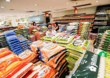 PENANG 02/12/2021: A woman pictured choosing from few brand of Rice as they shopping for household item here at a Supermarket in Bayan Baru on December 2nd. PICTURE BY SAYUTI ZAINUDIN