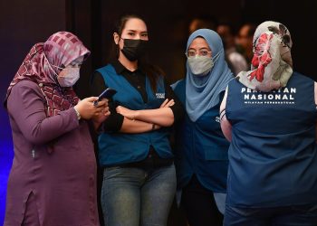 MELAKA, 20 Nov -- SEDIH... Jentera Perikatan Nasional (PN) yang hadir bagi melihat proses penjumlahan Undi Pilihan Raya Negeri (PRN) Melaka di sebuah hotel dekat Banda Hilir, malam ini.?
-- fotoBERNAMA (2021) HAK CIPTA TERPELIHARA??