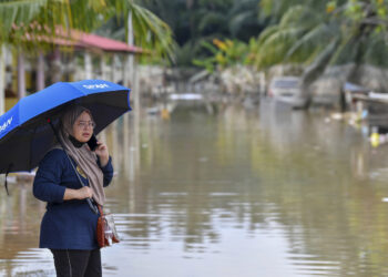 PUTRAJAYA, 22 Dis -- Mangsa banjir, Azlimi Ayub, 40, melahirkan perasaan bimbang ekoran banjir yang tidak surut walaupun telah melalui cuaca panas selama dua hari di kawasan Kampung Seri Tanjung, Dengkil dan kawasan terbabit juga terletak  berhampiran Sungai Langat.

-- fotoBERNAMA (2021) HAK CIPTA  TERPELIHARA