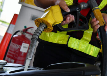 KUALA TERENGGANU, 9 Jun -- Pekerja sebuah stesen minyak di Wakaf Mempelam di sini membantu mengisi petrol kepada pelanggan semasa tinjauan hari ini.

Harga runcit petrol RON97 meningkat dua sen kepada RM4.72 seliter sementara harga petrol RON95 dan diesel kekal tidak berubah bagi tempoh 9 hingga 15 Jun ini.

Kementerian Kewangan dalam satu kenyataan menyatakan harga RON95 dan diesel masing-masing kekal pada RM2.05 seliter dan RM2.15 seliter walaupun harga pasaran kedua-dua bahan api itu telah meningkat melepasi harga siling semasa.

Kementerian itu berkata harga baharu itu berdasarkan harga runcit mingguan produk petroleum menurut formula Mekanisme Harga Automatik (APM).

-- fotoBERNAMA (2022) HAK CIPTA TERPELIHARA