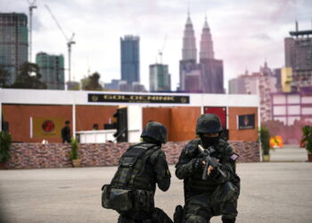 KUALA LUMPUR, 7 Feb -- Persembahan demonstrasi operasi khas menyelamat tebusan dan menahan sekumpulan pengganas di Dataran Kawad, Pulapol hari ini.

Demonstrasi berkenaan dijayakan oleh seramai 220 anggota Unit 69 Komando (VAT 69), pasukan komando Unit Tindakan Khas (UTK) serta Pasukan Gerakan Am, 'Tiger Platoon'.

--fotoBERNAMA (2022) HAK CIPTA TERPELIHARA
