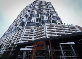 KUALA LUMPUR, 18 Jun -- Perdana Menteri Datuk Seri Ismail Sabri Yaakob hadir  pada Majlis Penyerahan Kunci kepada ?200 pemilik unit Residensi Wilayah Keluarga Malaysia Sky Awani 3 di Setapak, hari ini. ?

Projek dibina syarikat SkyWorld di bawah Residensi Wilayah Keluarga Malaysia itu menawarkan 1,905 unit kediaman berkeluasan 800 kaki persegi dengan tiga bilik tidur dan dua bilik air pada harga RM300,000 seunit.

Residensi ini juga mempunyai SkyBridge yang telah menerima anugerah SkyBridge Kediaman Tertinggi di Malaysia iaitu 170.55 M daripada Malaysia Book of Record.
-- fotoBERNAMA (2022) HAK CIPTA TERPELIHARA