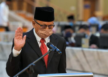 ISKANDAR PUTERI, 21 April -- Ahli Dewan Undangan Negeri (ADUN) Rengit, Datuk Dr Mohd Puad Zarkashi mengangkat sumpah sebagai Speaker Dewan Undangan Negeri pada Mesyuarat Pertama bagi Penggal Persidangan Pertama Dewan Negeri Johor yang ke-15 di Dewan Sidang Negeri Bagunan Sultan Ismail hari ini.

--fotoBERNAMA (2022) HAK CIPTA TERPELIHARA