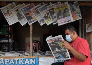 KUALA TERENGGANU, 22 Ogos -- Penjual surat khabar Mohd Asyraf Hamdani Mohamad, 32, tidak melepaskan peluang untuk membaca berita dalam akhbar tempatan mengenai Perdana Menteri ke-sembilan Datuk Seri Ismail Sabri Yaakob ketika tinjauan hari ini.  
Ismail Sabri yang merupakan Anggota Parlimen Bera mengangkat sumpah jawatan sebagai Perdana Menteri selepas Tan Sri Muhyiddin Yassin mengumumkan peletakan jawatan sebagai perdana menteri kelapan selepas hilang sokongan majoriti ahli parlimen.
-- fotoBERNAMA (2021) HAK CIPTA TERPELIHARA