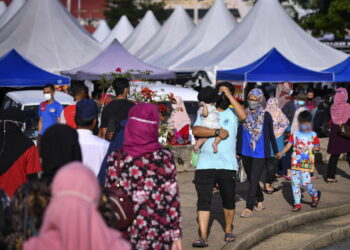 KUALA TERENGGANU, 6 April -- Orang ramai masih lagi membawa kanak-kanak ke Bazar Ramadan ketika tinjauan fotoBernama di Bazar Ramadan Dataran Shah Bandar.??Kerajaan Terengganu kesal dengan tindakan sesetengah ibu bapa yang sanggup merisikokan kesihatan anak mereka dengan membawa bayi dan kanak-kanak ke bazar Ramadan tanpa memakai pelitup muka. ??--fotoBERNAMA (2022) HAK CIPTA TERPELIHARA??KUALA TERENGGANU, April 6 -- People are still bringing their children to the Ramadan Bazaar during the Bernama photo survey at Dataran Shah Bandar Ramadan Bazaar.??The Terengganu government regretted the action by some parents for willing to risk their childrens health by bringing their young ones to  the Ramadan bazaar without making them wear the face mask.??--fotoBERNAMA (2022) COPYRIGHT RESERVED