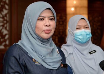 SUNGAI PETANI, 24 April -- Menteri Pembangunan Wanita, Keluarga dan Masyarakat Datuk Seri Rina Mohd Harun (kiri) bersama Timbalan Ketua Pengarah (Operasi) Jabatan Kebajikan Masyarakat (JKM) Fatimah Zuraidah Salleh ketika mengadakan sidang media selepas Majlis Penyampaian Geran Bantuan Kewangan Pengoperasian Tahunan Pusat Aktiviti Warga Emas (PAWE) Zon Negeri Kedah dan Perlis hari ini.
--fotoBERNAMA (2021) HAK CIPTA TERPELIHARA