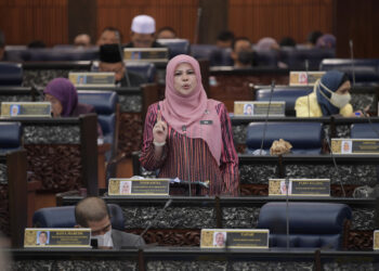 KUALA LUMPUR, 20 Julai -- Menteri Pembangunan Wanita, Keluarga dan Masyarakat yang juga Ahli Parlimen Titiwangsa Datuk Seri Rina Mohd Harun bercakap pada Mesyuarat Pertama Penggal Kelima, Parlimen ke-14 di Bangunan Parlimen hari ini. 

--fotoBERNAMA (2022) HAK CIPTA TERPELIHARA