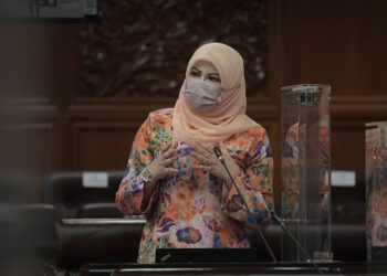 KUALA LUMPUR, 21 Mac -- Menteri Pembangunan Wanita, Keluarga dan Masyarakat Datuk Seri Rina Mohd Harun menjawab soalan pada sesi Waktu Pertanyaan Menteri pada Persidangan Dewan Negara di Bangunan Parlimen hari ini.
--fotoBERNAMA (2022) HAK CIPTA TERPELIHARA