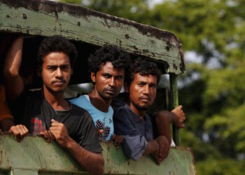 Rohinyga and Bangladeshi refugees are transported to a navy boat where they will be taken to mainland Malaysia, after they landed at Pantai Pasir Berdengung beach in Langkawi island, in the northern state of Kedah, Malaysia, May 14, 2015. REUTERS/Olivia Harris