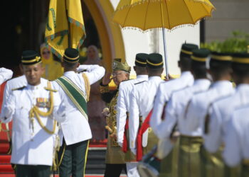 KUALA LUMPUR, 6 Jun -- Yang di-Pertuan Agong Al-Sultan Abdullah Riayatuddin Al-Mustafa Billah Shah berkenan memberi tabik hormat kepada Batalion Pertama Rejimen Askar Melayu Diraja ketika berangkat pada Istiadat Menghadap dan Istiadat Pengurniaan Darjah Kebesaran, Bintang dan Pingat Persekutuan sempena sambutan Ulang Tahun Hari Keputeraan Rasmi Baginda di Istana Negara hari ini.

Turut berangkat Raja Permaisuri Agong Tunku Hajah Azizah Aminah Maimunah Iskandariah.

--fotoBERNAMA (2022) HAK CIPTA TERPELIHARA