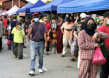 SEREMBAN, 11 Mac -- Pengunjung di  Pasar Malam Ampangan mematuhi Prosedur Operasi  Standard (SOP ) dengan memakai pelitup muka pada tinjauan pematuhan SOP bagi mencegah penularan COVID-19,hari ini. 

Negara ini akan membuka pintu sempadannya pada 1 April depan dan pelancong luar akan dibenarkan memasuki negara tetapi SOP pemakaian pelitup muka tetap diwajibkan kepada semua.
-- fotoBERNAMA (2022) HAK CIPTA TERPELIHARA.
