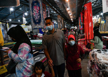 IPOH, 10 Mac -- Orang ramai mengambil peluang untuk mengunjungi Bazar yang tersedia ketika tinjauan BERNAMA di Ipoh Night Market semalam.

Ipoh Night Market merupakan antara tarikan di Ipoh yang menjadi tumpuan pada waktu malam selain bazar Gerbang Malam, Bulatan Sultan Azlan Shah dan Kinta River Walk.

Dibuka sejak Ogos 2019, aktiviti perniagaan di Ipoh Night Market berdepan cabaran apabila pandemik COVID-19 melanda negara sekaligus memaksa para peniaga untuk menghentikan peniagaan mereka.

Baru-baru ini, Perdana Menteri Datuk Seri Ismail Sabri Yaakob mengumumkan negara akan memasuki Fasa Peralihan Endemik bermula 1 April ini. 

Antara kelonggaran yang diberikan ialah premis perniagaan dan kedai makan dibenarkan beroperasi selepas 12 tengah malam mengikut syarat lesen masing-masing.

Tinjauan Bernama mendapati rata-rata peniaga menyambut baik dan menzahirkan rasa syukur selepas dibenarkan menjalankan perniagaan mereka dengan masa yang lebih lama.

-- fotoBERNAMA (2022) HAK CIPTA TERPELIHARA
