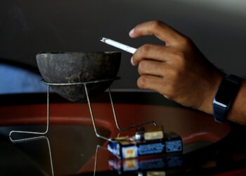 SEREMBAN, 14 Feb -- Kementerian Kesihatan Malaysia (KKM) mempergiatkan penguatkuasaan undang-undang terhadap larangan merokok di premis makanan dan akan mengambil tindakan secara tegas menerusi penguatkuasaan tersebut.

Selain itu, kerajaan turut merancang untuk mengharamkan produk tembakau terhadap generasi akan datang dengan melarang penjualan rokok dan produk tembakau kepada golongan yang dilahirkan selepas 2005 seperti yang dimaklumkan oleh Menteri Kesihatan Khairy Jamaluddin baru-baru ini. 

-- fotoBERNAMA (2022) HAK CIPTA TERPELIHARA