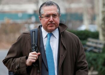 Marc Agnifilo, lawyer for Ex-Goldman Sachs banker Roger Ng, arrives for the criminal trial at the United States Courthouse in Brooklyn, New York, U.S. February 22, 2022. REUTERS/Eduardo Munoz