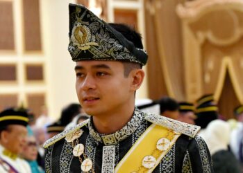 The acting Sultan of Pahang Tengku Hassanal Ibrahim Alam Shah Al-Sultan Abdullah (right) and Tunku Temenggong Johor Tunku Idris Iskandar Ibni Sultan Ibrahim (left) leaving Balairong Seri at Istana Negara after the installation ceremony of the 16th  Yang di-Pertuan Agong on Tuesday. (July 30) 
--fotoBERNAMA (2019) HAK CIPTA TERPELIHARA