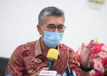 KUALA TERENGGANU, 6 Sept -- Menteri Kewangan Tengku Datuk Seri Zafrul Tengku Abdul Aziz mengadakan sidang media ketika melakukan kunjungan hormat ke atas Menteri Besar Terengganu Datuk Seri Dr Ahmad Samsuri Mokhtar di Wisma Darul Iman hari ini.
Kunjungan hormat tersebut bertujuan bagi mendengar pandangan dan cadangan daripada kerajaan negeri berkaitan Belanjawan 2021.
--fotoBERNAMA (2020) HAK CIPTA TERPELIHARA