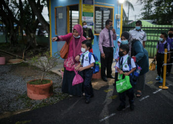 BUKIT KAYU HITAM, 21 Mac -- Gelagat ibu bapa yang menghantar anak-anak mereka di Tahun Satu ke Sekolah Kebangsaan Bandar Bukit Kayu Hitam pada hari pertama pembukaan sekolah hari ini.

Kementerian Pendidikan memaklumkan sesi persekolahan Penggal Satu, Kalendar Akademik Sesi 2022/2023 bagi semua sekolah di seluruh negara akan tetap dibuka bermula hari ini. 

--fotoBERNAMA (2022) HAK CIPTA TERPELIHARA