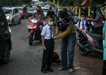 BUKIT KAYU HITAM, 21 Mac -- Gelagat ibu bapa melakukan persiapan terakhir sebelum anak-anak mereka melangkah masuk ke Sekolah Kebangsaan Bandar Bukit Kayu Hitam pada hari pertama pembukaan sekolah hari ini.

Kementerian Pendidikan memaklumkan sesi persekolahan Penggal Satu, Kalendar Akademik Sesi 2022/2023 bagi semua sekolah di seluruh negara akan tetap dibuka bermula hari ini. 

--fotoBERNAMA (2022) HAK CIPTA TERPELIHARA